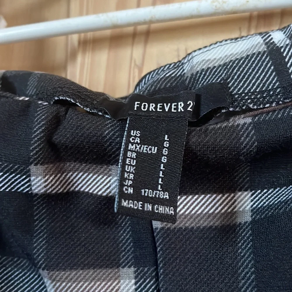 Plaid light weight slacks. - Picture 5 of 6